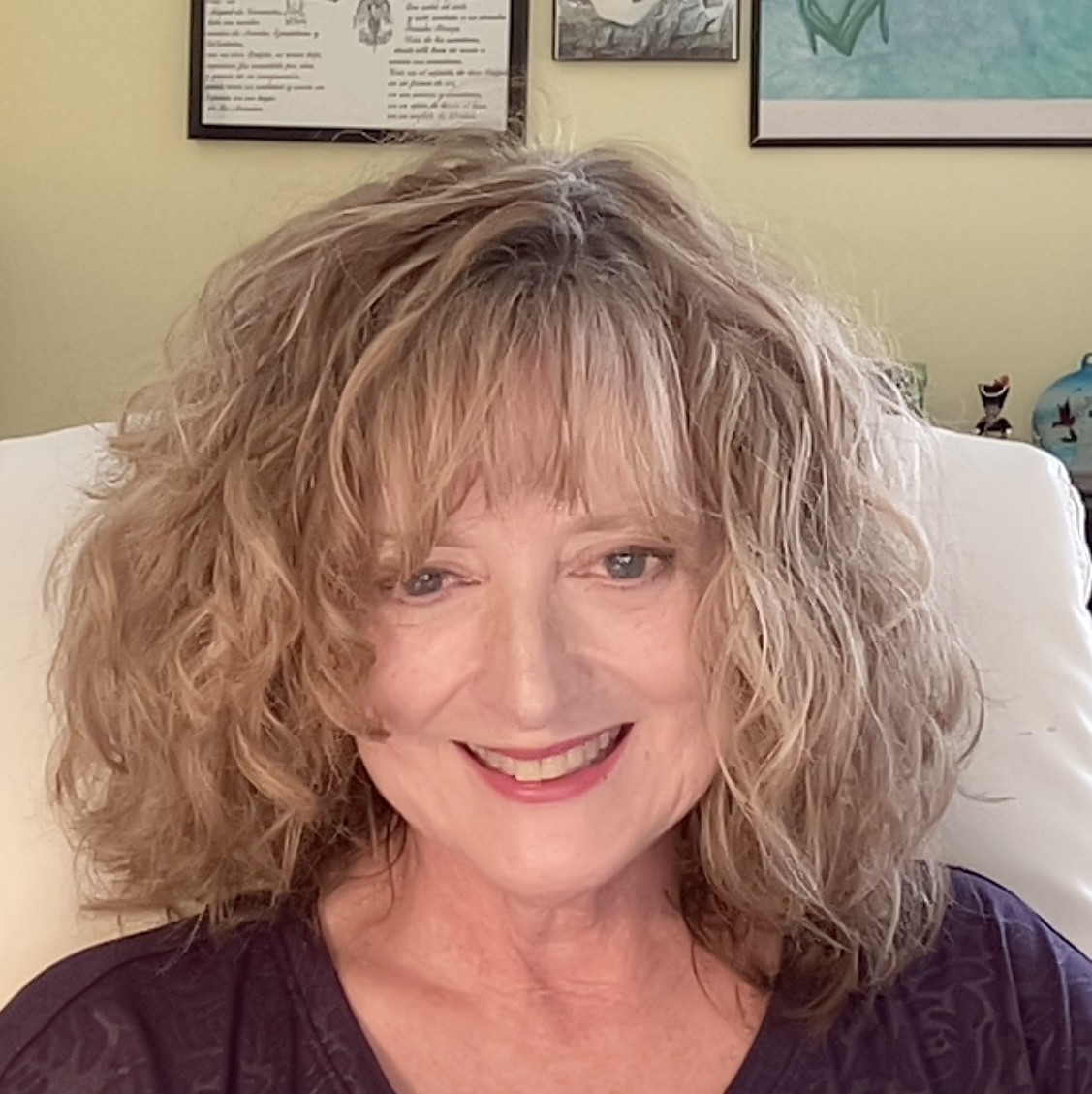 Kim Simpson, bilingual English and Spanish therapist offering telehealth therapy in North Carolina